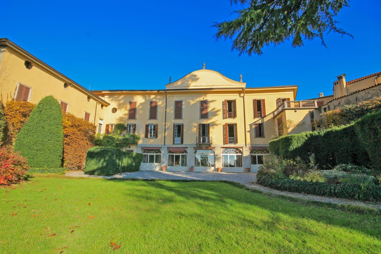 Ad Almenno S. Bartolomeo vendono un’elegante villa da grande romanzo
