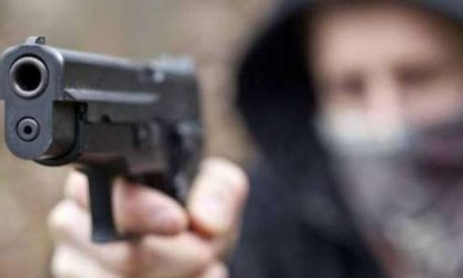 Rapina a Romano: si fingono corrieri, entrano e puntano la pistola alla tempia dei proprietari