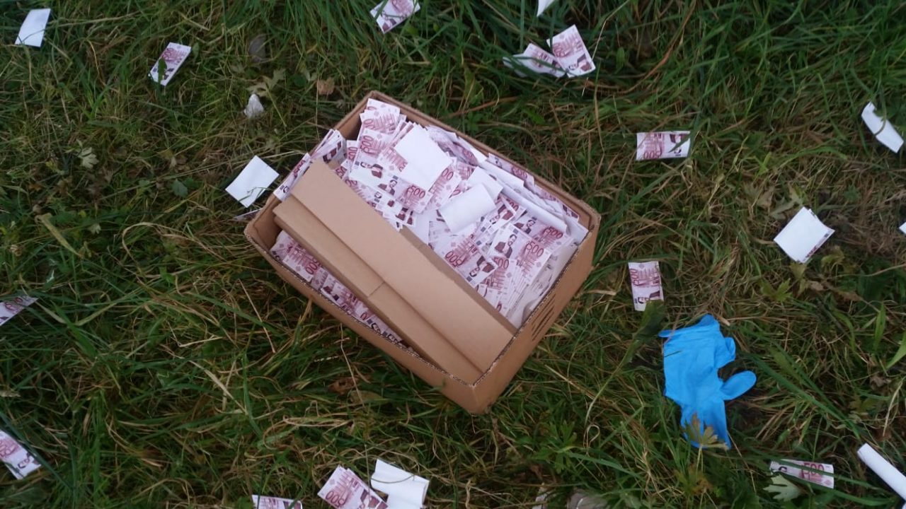 Pontida, 49 milioni sul Pratone Banconote con la faccia di Salvini