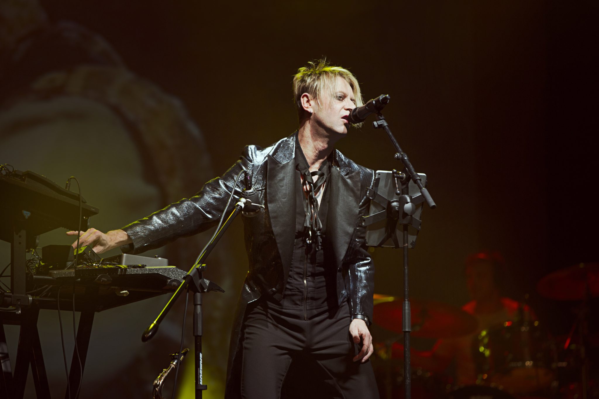 34591282_bowie_bluevertigo