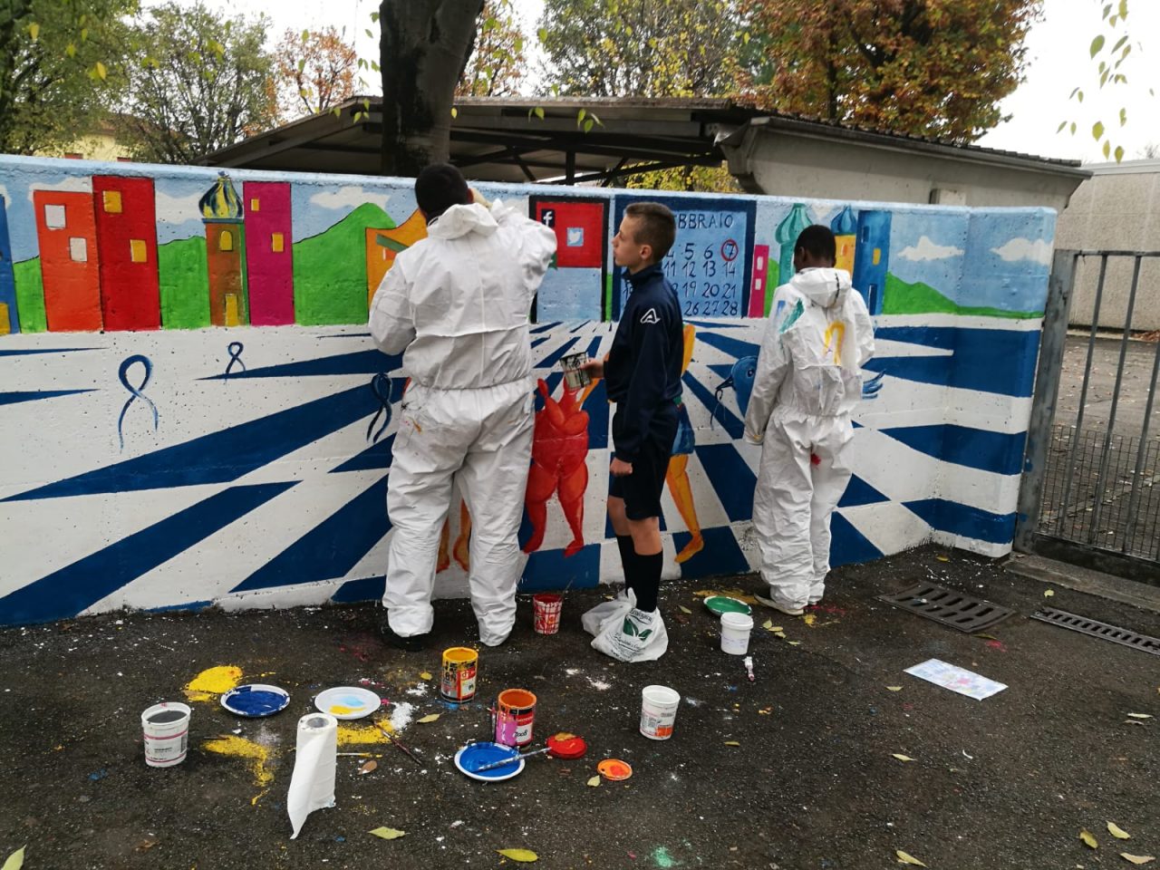 Lacrime di colore contro il bullismo Murales degli alunni a Osio Sotto