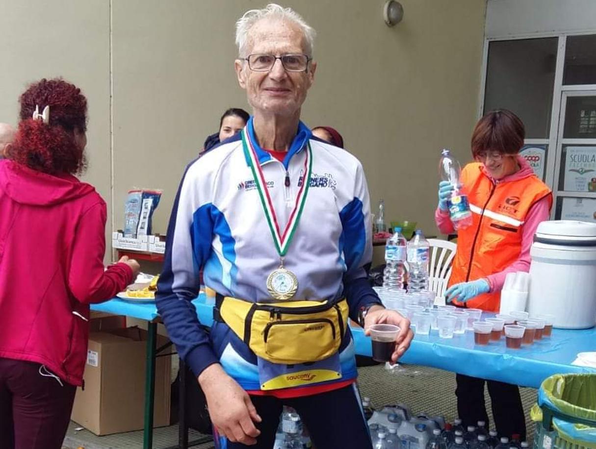 Il signor Cernuschi, che a 78 anni va sano e va lontano. Ma di corsa