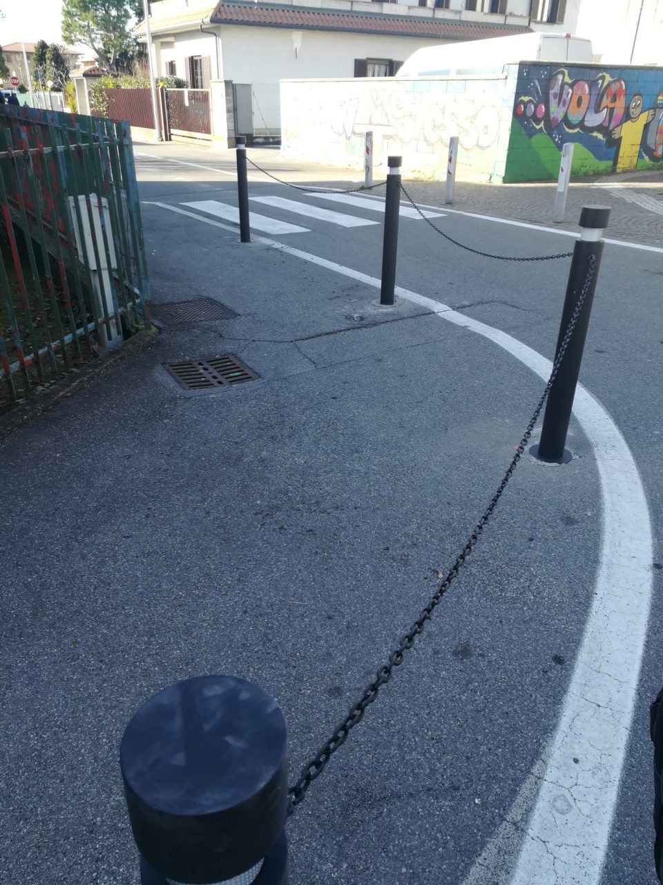 Paletti anti-sosta ad Azzano Ma alcuni genitori se ne infischiano