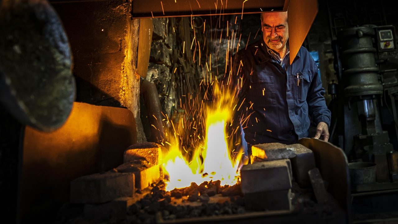 Raffaele Scuri, fabbro di Città Alta che modella delle poesie di ferro