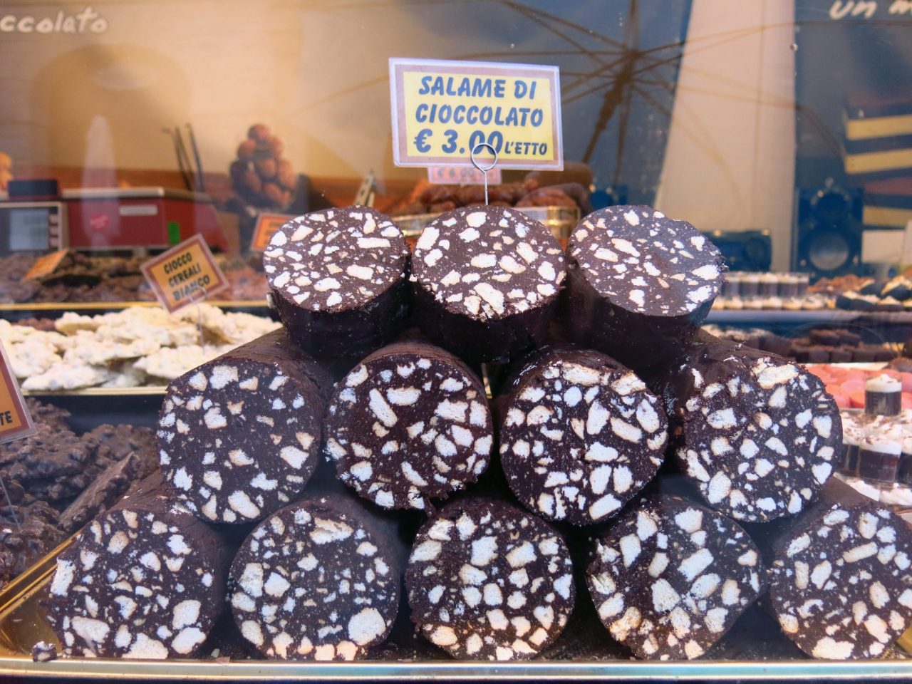 Fiume di cioccolato sul Sentierone e tagliatelle al cacao dalla Giuliana