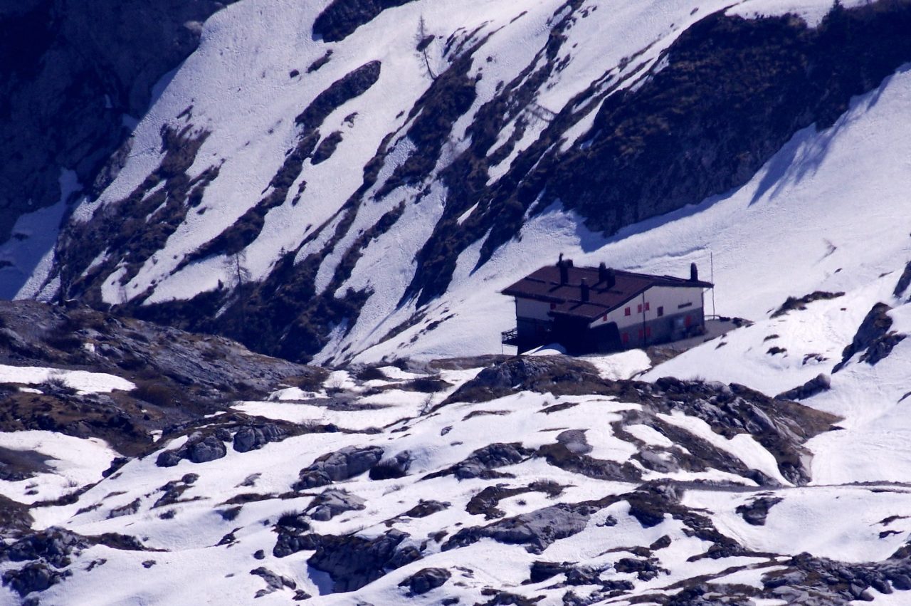 Il rifugio Luigi Albani in inverno tra ciaspolate e tantissimi eventi