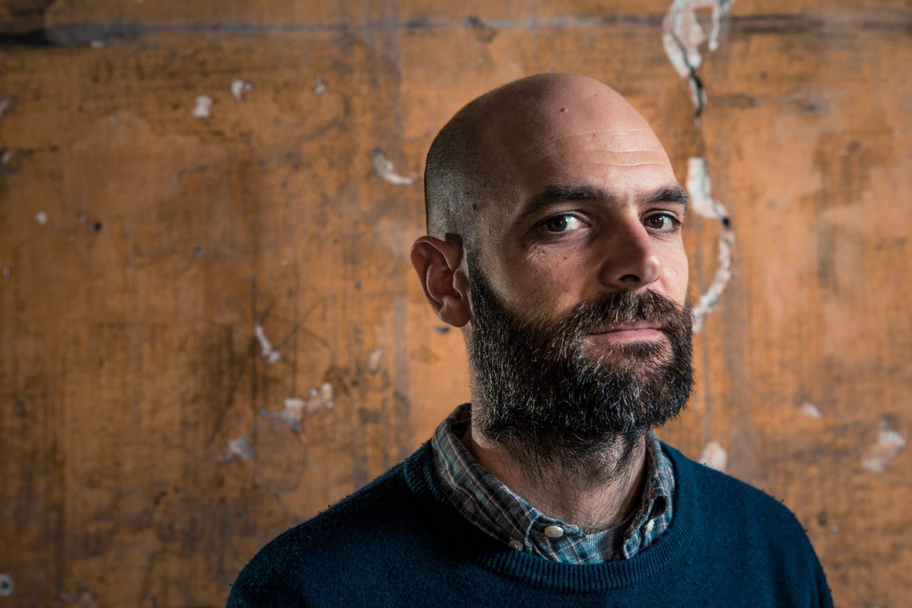 Ecco a voi il disco Ad ogni buca Un bell’album, è il Caso di dirlo