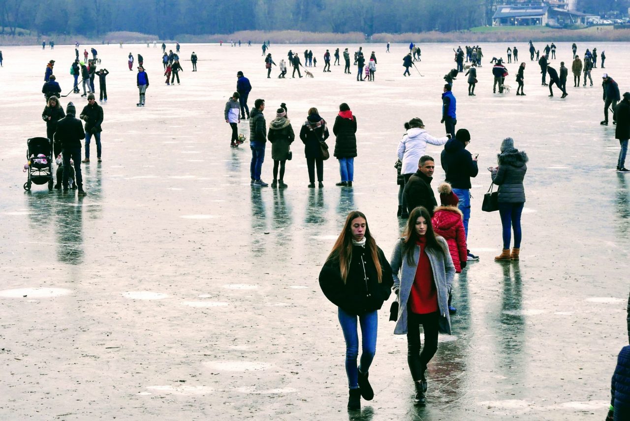 Lago ghiacciato, spessore di 15 cm Folla a Monasterolo (avvisi ignorati)