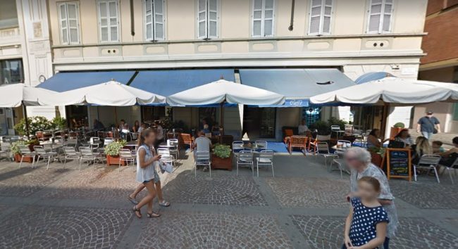 Gay viene insultato da un barista a causa di una recensione negativa