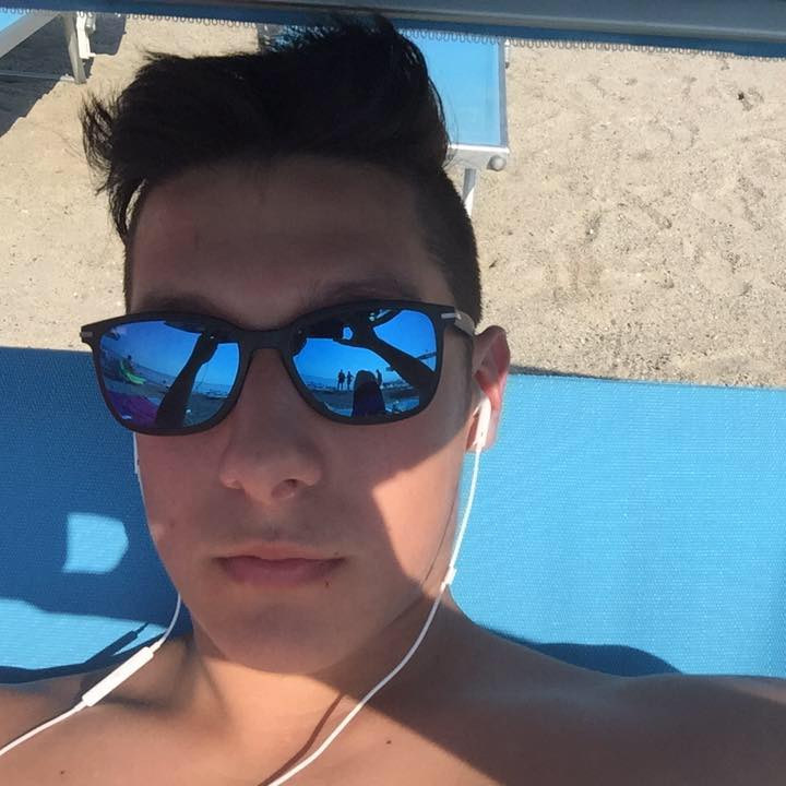 Gabriele muore in auto a 19 anni come il fratello Simone nel 2010