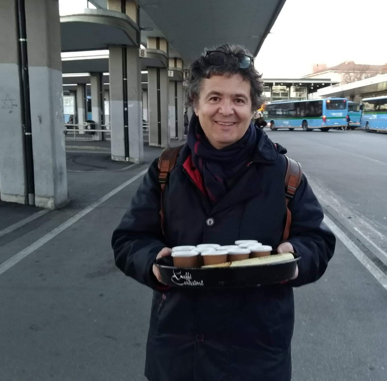 L’uomo che offre il caffè ai clochard che sono alla stazione di Bergamo