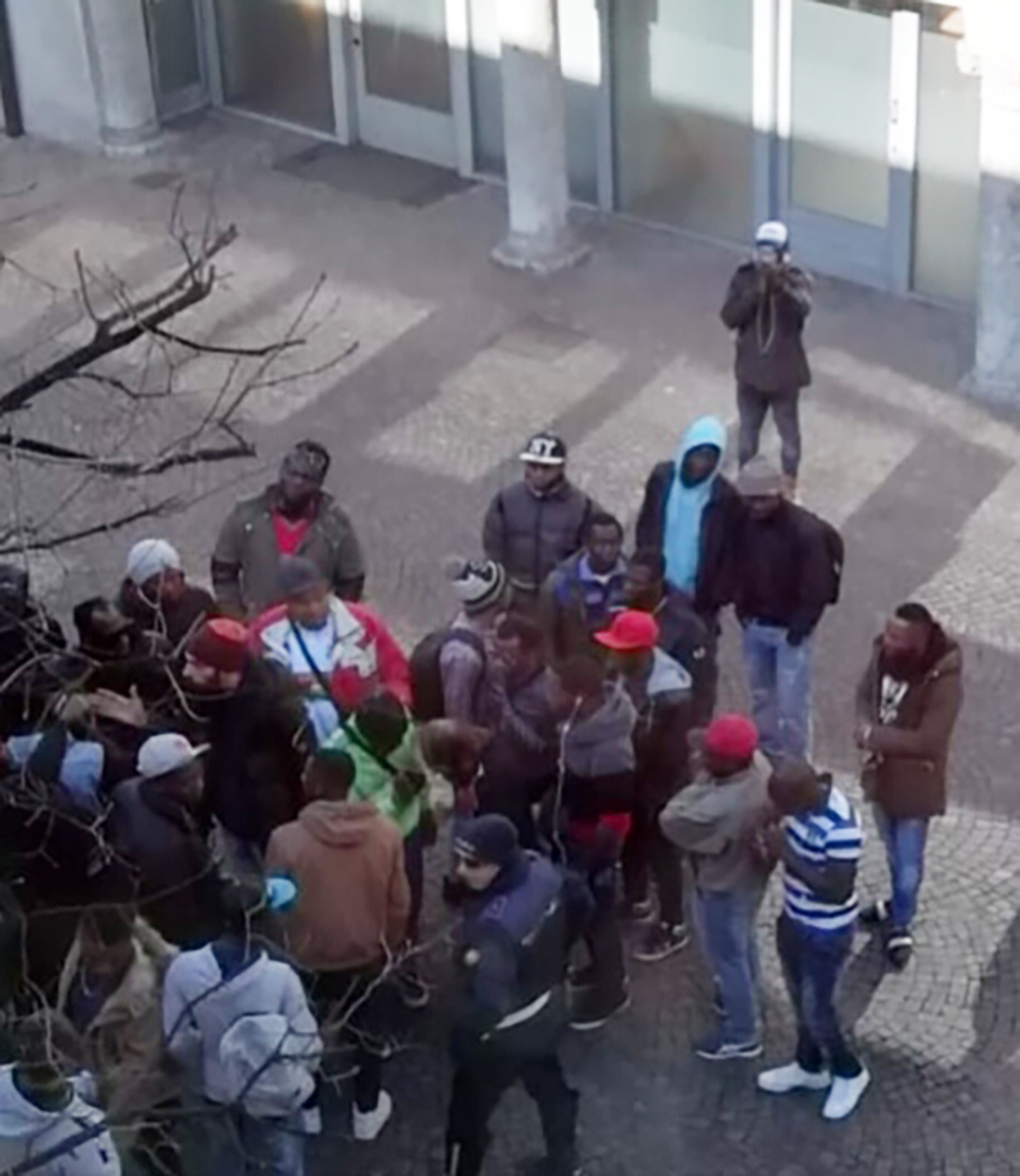 La Lega chiede bus diversi per italiani e migranti. Angeloni: «Che schifo, l’apartheid a Bergamo»