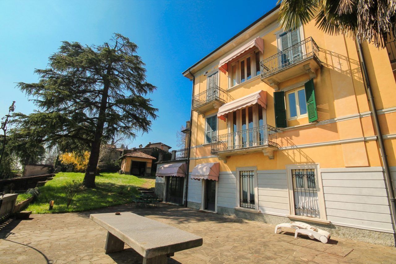 Sui nostri Colli vendono una villa che guarda su un angolo di Toscana