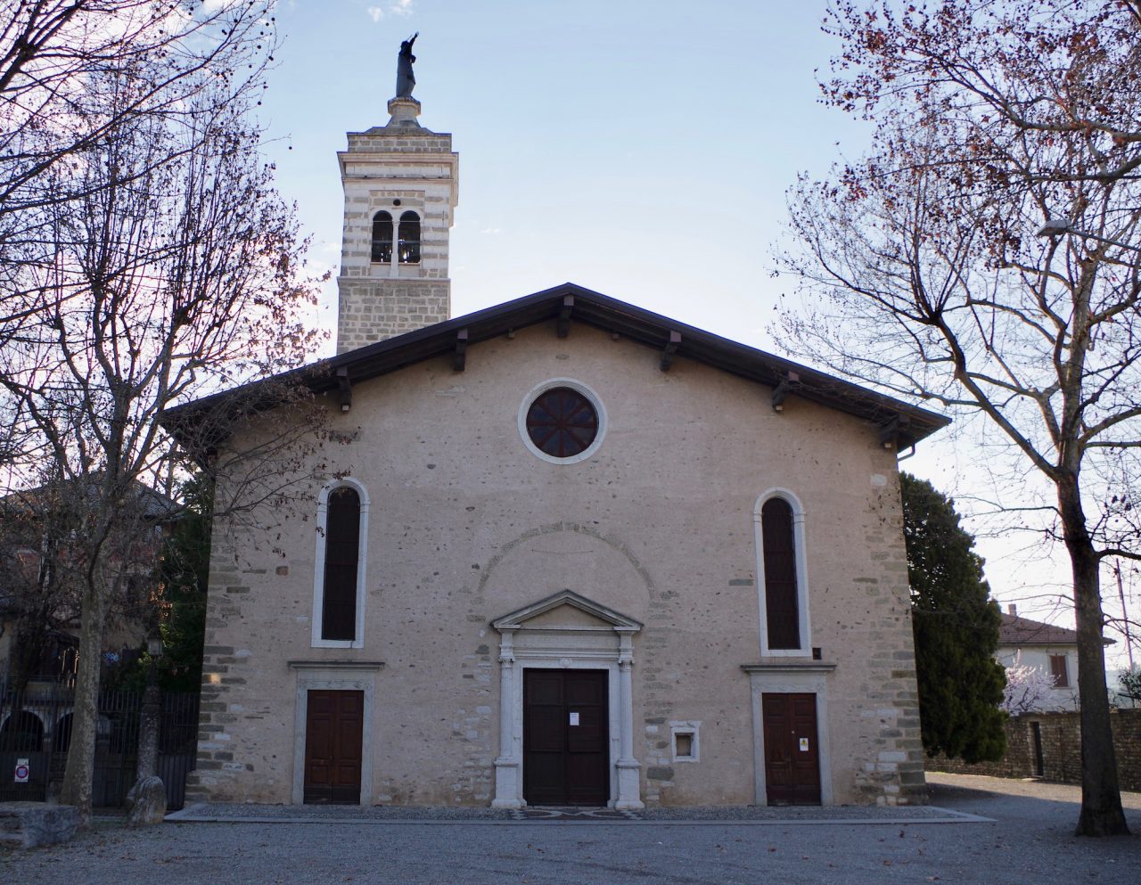 Irrompe nel Santuario della Madonna del Castello ad Almenno durante la messa, urla e spacca l’altare