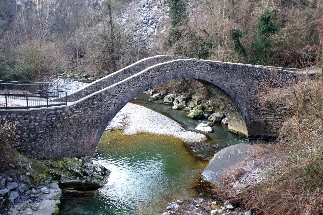 Storie e leggende delle nostre valli Il ponte del Cappello e il suo leone