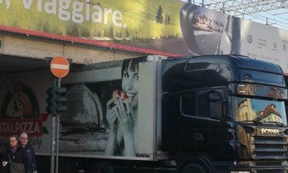 Ecco perché i camion si incastrano sotto al ponte di via Autostrada