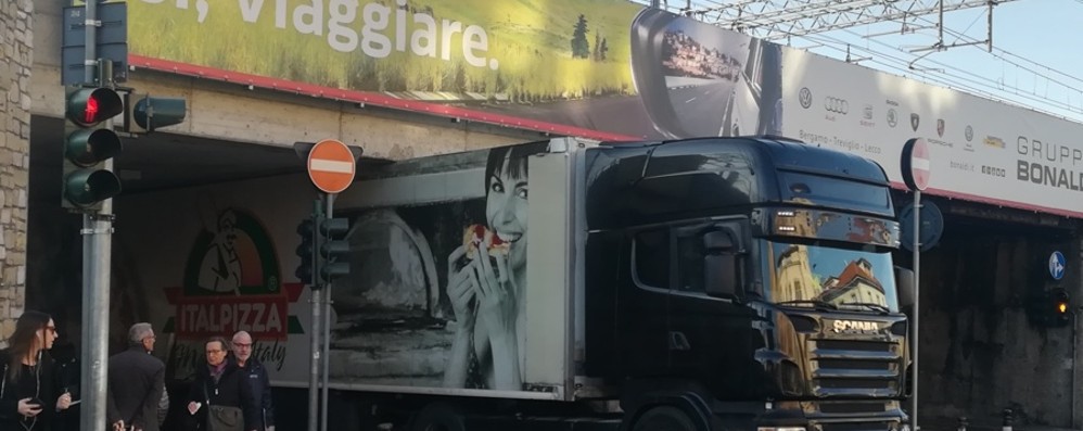 Ecco perché i camion si incastrano sotto al ponte di via Autostrada