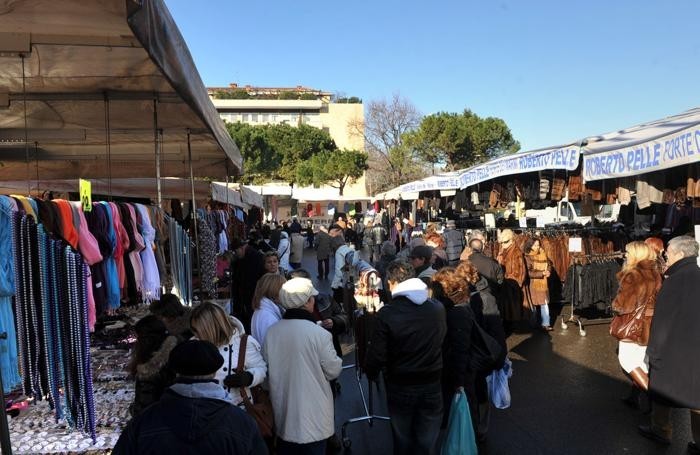 Gli ambulanti ribelli che chiedono di tenere il mercato in Malpensata