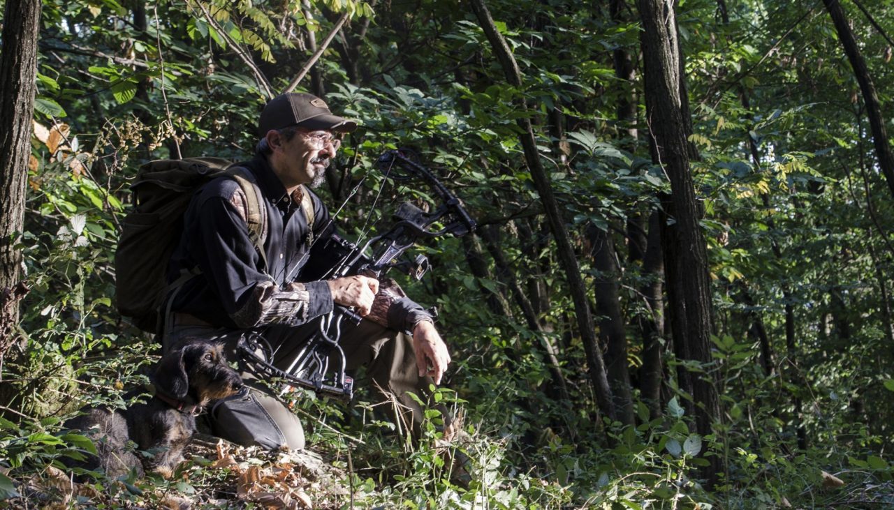 Quelli che cacciano i cinghiali armati di arco e frecce. Ad Alzano