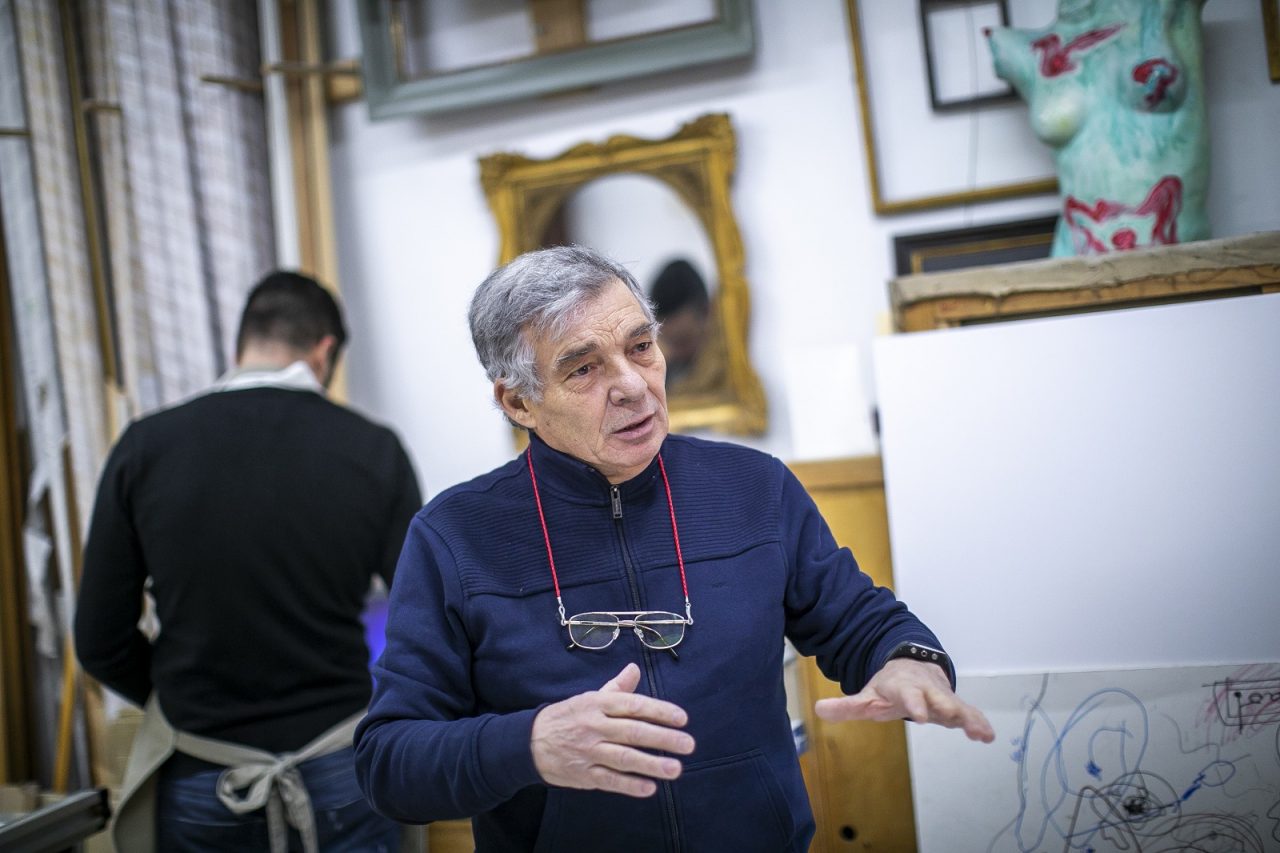 Il corniciaio di Borgo Santa Caterina che ascolta la voce delle cose