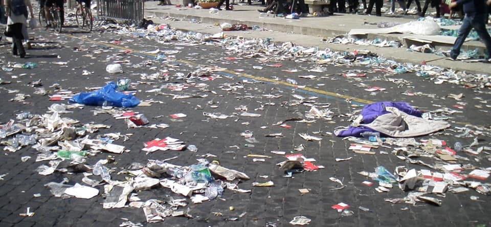 Cinque notizie che non lo erano La foto dei rifiuti in strada è falsa