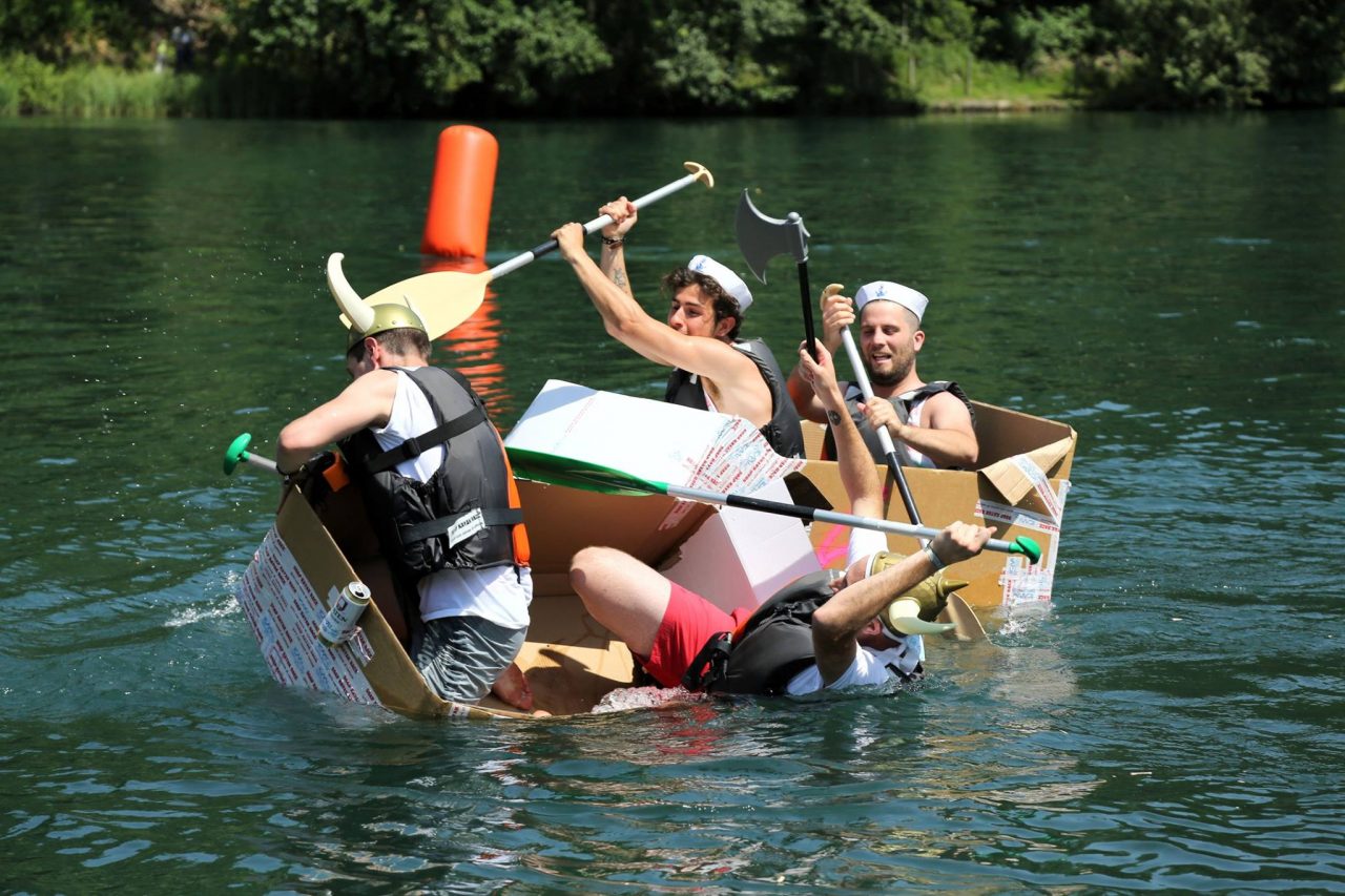 La pazza gara di canoe di cartone adesso è anche per genitori e figli