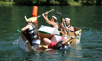La pazza gara di canoe di cartone adesso è anche per genitori e figli