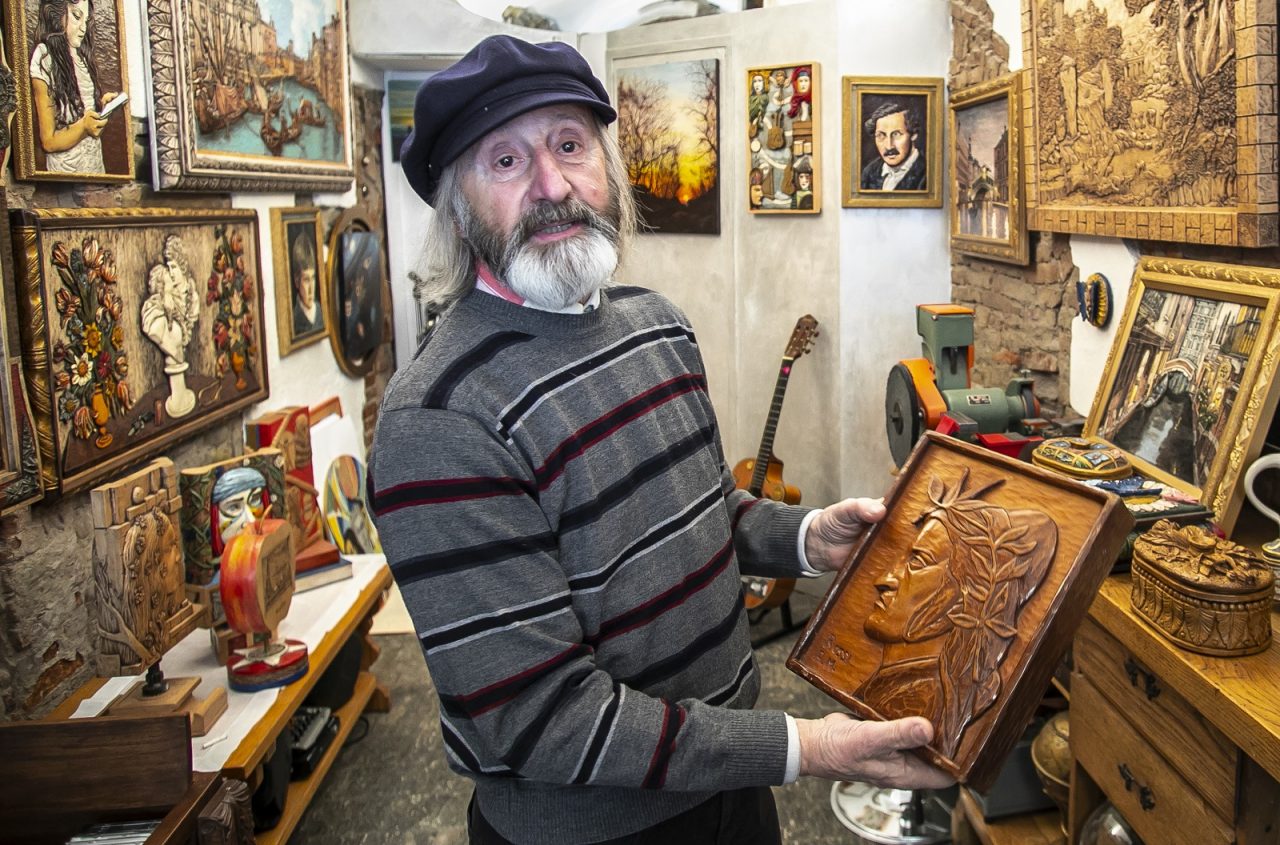 L’uomo che in via Pignolo scolpisce dei veri e propri poemi d’amore