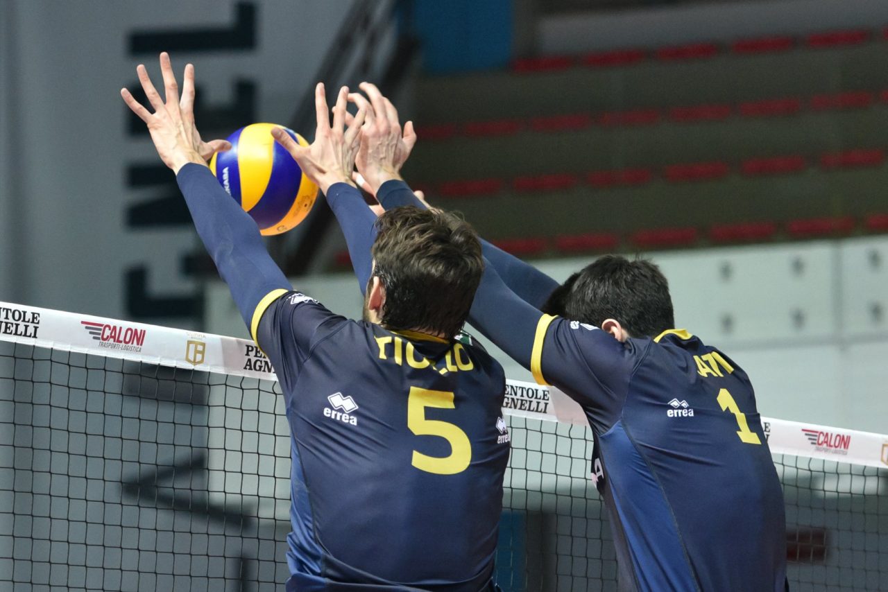 Olimpia, ora la finale è più vicina Battuta Cantù in gara-1 delle semi