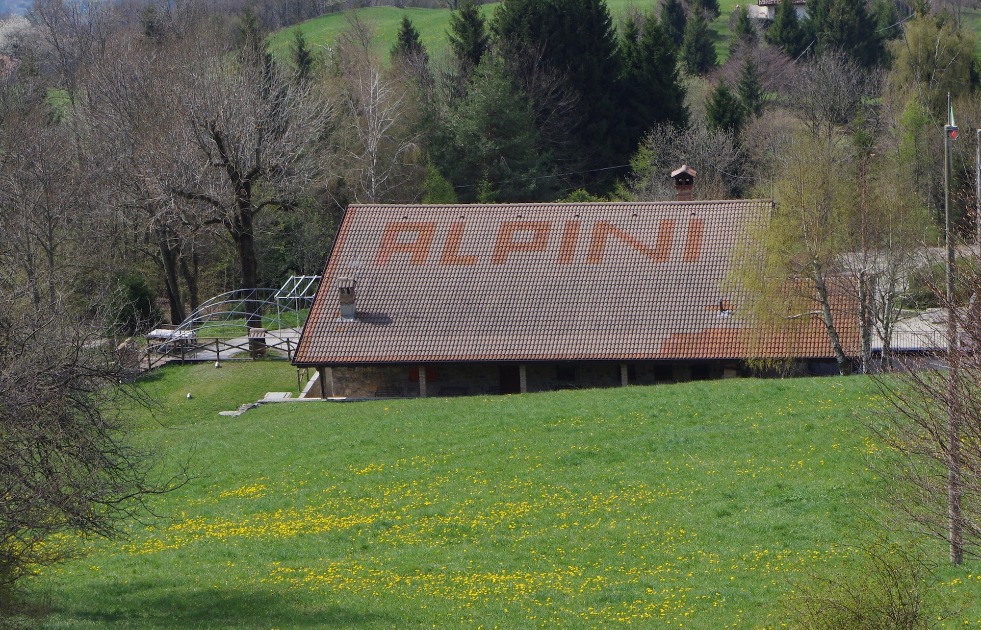 8 - Il rifugio alpini visto salendo al monte Tisa