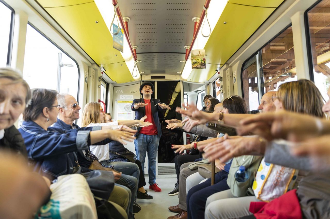 Cinquemila per la festa del tram Le foto degli spettacoli a bordo