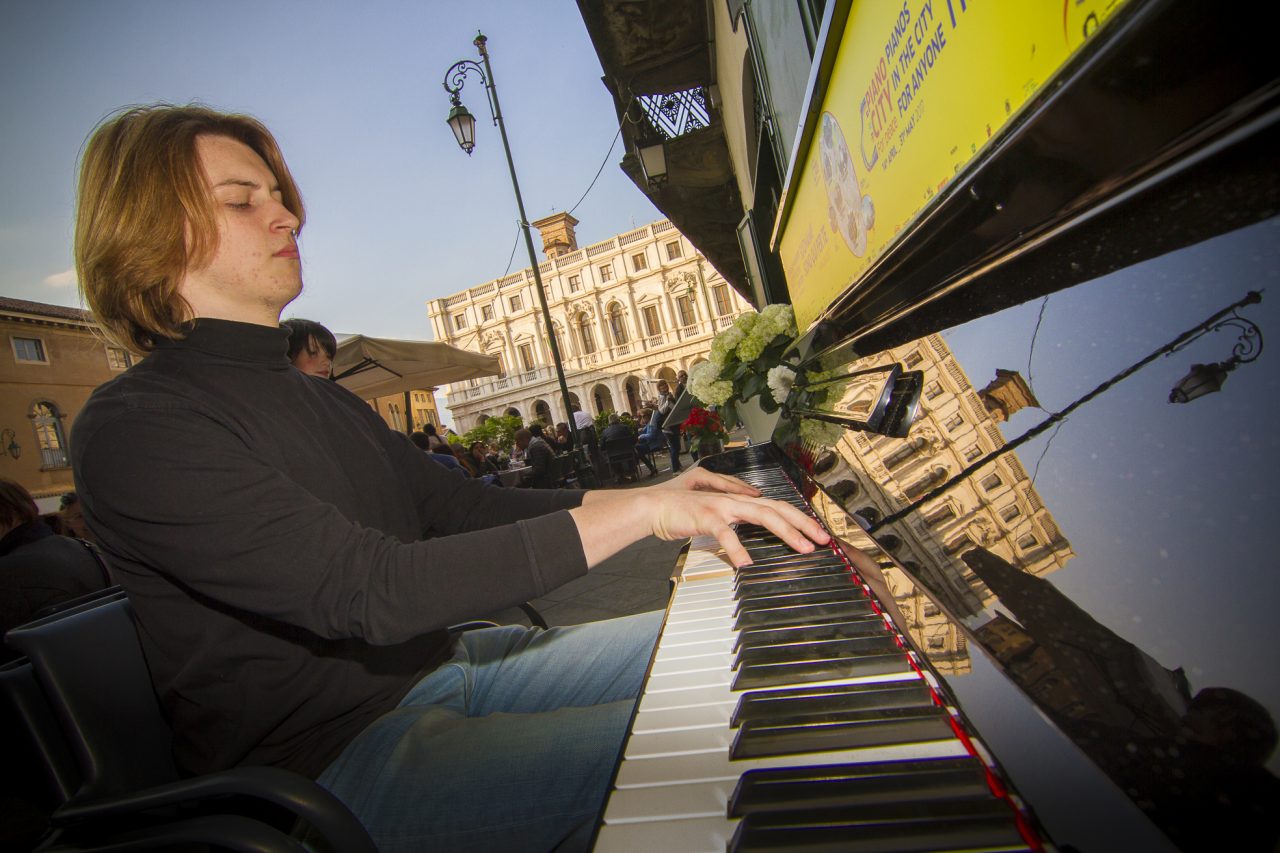 Piazza Vecchia, concerto silenzioso per la chiusura del Bergamo Festival