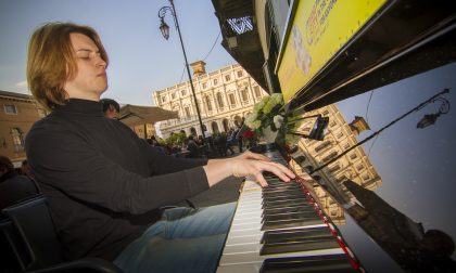 Piazza Vecchia, concerto silenzioso per la chiusura del Bergamo Festival