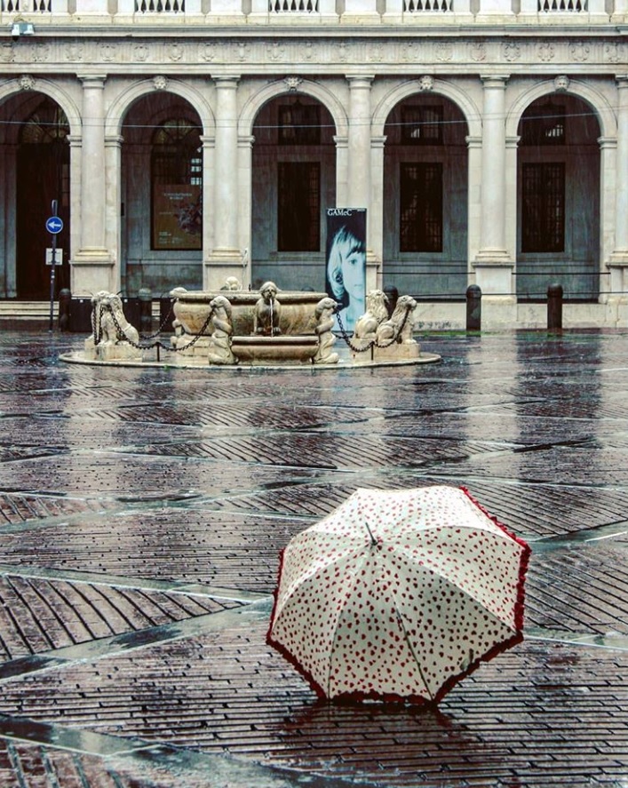 Un ombrello, la pioggia e Città Alta – Cristina Leoni