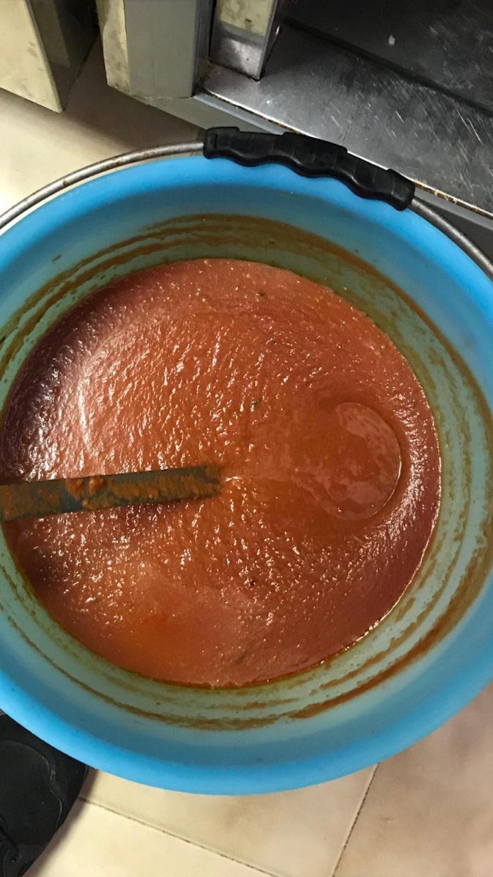 Blitz in una pizzeria da incubo Salsa nei secchi delle pulizie