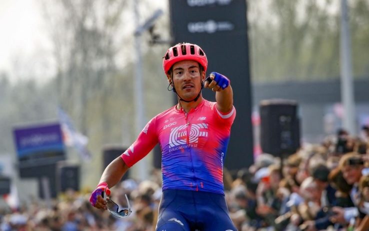Noi nelle Fiandre con il Tricolore … e il puntino rosa là davanti vola