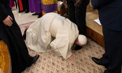 Il Papa bacia i piedi e invoca pace (proprio come l’altro Francesco)