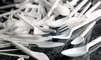 Ai migranti solo piatti di plastica L’assurdo bando del ministero