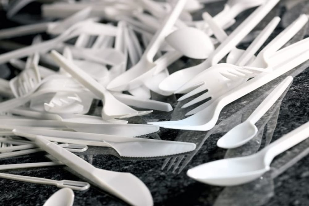 Ai migranti solo piatti di plastica L’assurdo bando del ministero