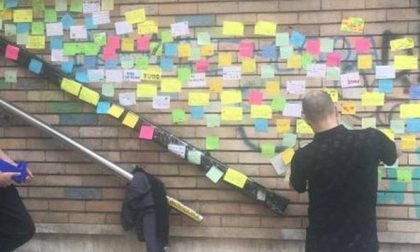 Le scritte di insulti alla preside seppellite da post-it degli allievi