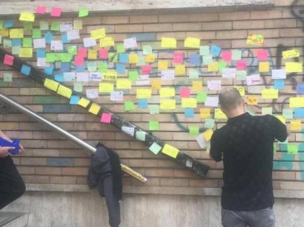 Le scritte di insulti alla preside seppellite da post-it degli allievi