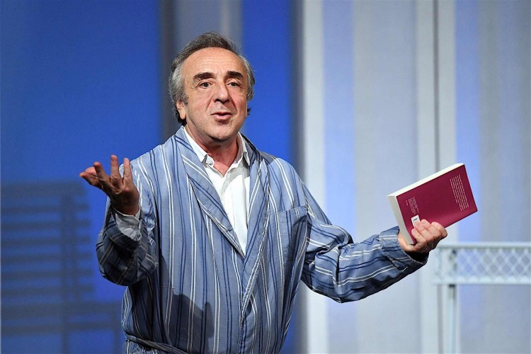 Il capochinismo (guardare per terra) di Silvio Orlando, in pigiama a teatro