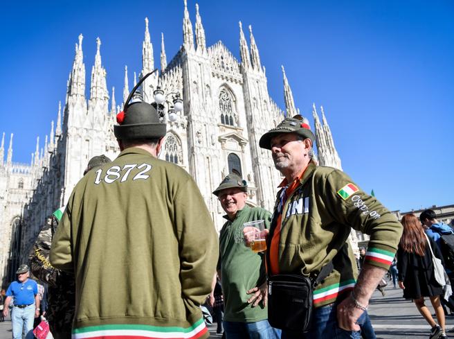 Niente finanza, business o moda Per tre giorni, Milano è degli Alpini