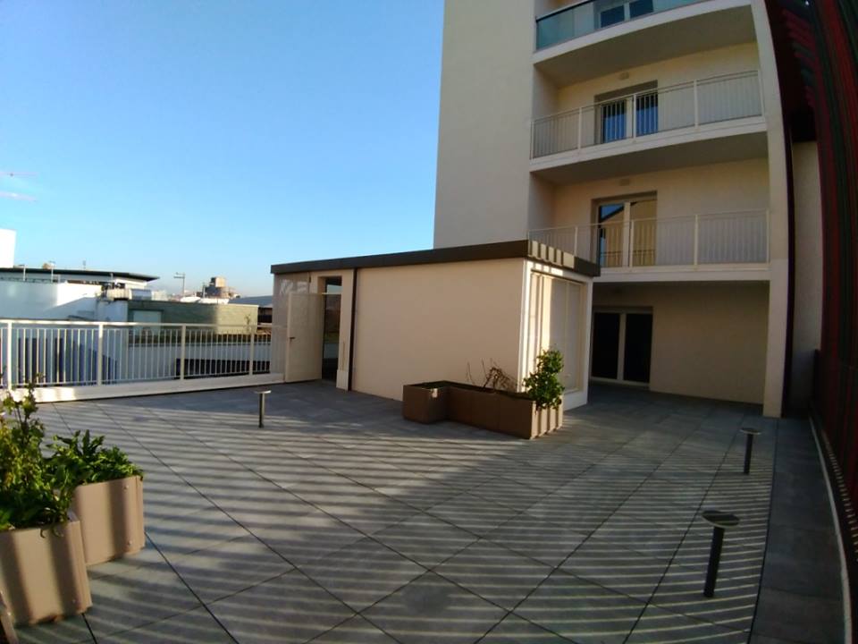 Il palazzo tra via Bono e via Fantoni di chi regala tempo ai vicini di casa