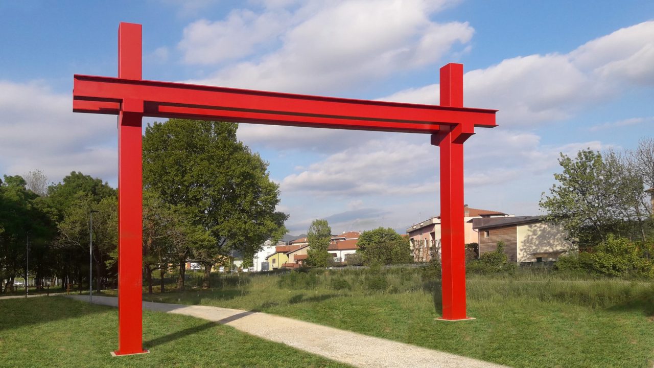 Quel portale rosso al Bosco Urbano che divide la gente di Torre Boldone