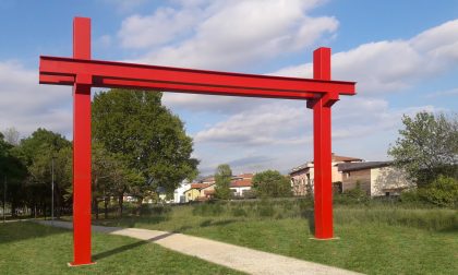 Quel portale rosso al Bosco Urbano che divide la gente di Torre Boldone