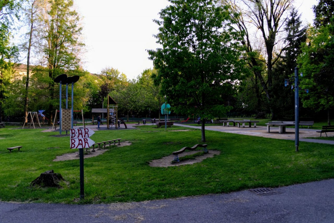 Passeggia per il parco Suardi con un fucile giocattolo in spalla: fermato dalla Polizia