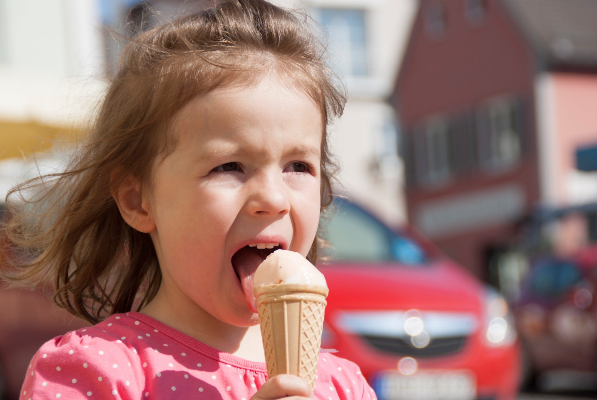 Покажи как девочки облизывают. Ребенок с мороженым. Ребенок облизывает мороженое. Девочка облизывает. Девушка лижет мороженое.