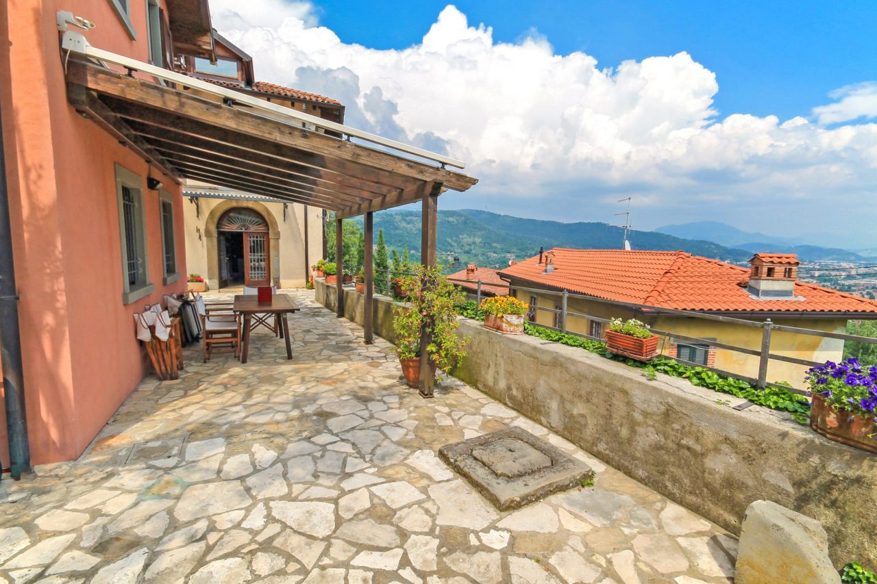 Una terrazza con una casa attorno e tutta la meraviglia di Castagneta