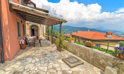 Una terrazza con una casa attorno e tutta la meraviglia di Castagneta